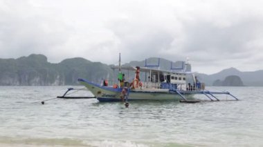 Filipinler 'de denizde bir tekne insanlar ve turistler