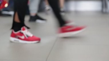 havaalanında yürüyen insanların kırpılmış görüntüleri