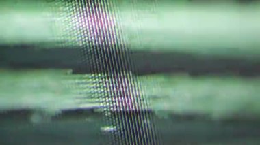 web sitesi arayüzü ve teklif ver düğmesi ile monitör ekranının yakın çekim görüntüleri