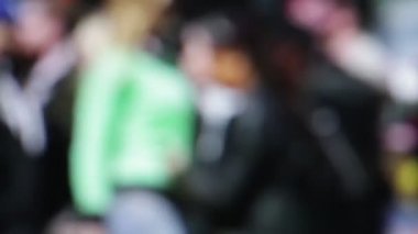 sokakta yürüyen insanların kalabalığın bulanık görünümü