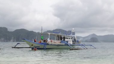 Coron, Filipinler - Yaklaşık Aralık 2016 - bir turist teknelerinde kimliği belirsiz insanlar