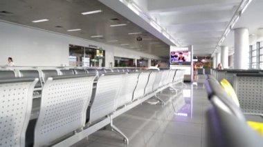 insanlar bekliyor ve Havaalanı kapısı içinde yürüyüş