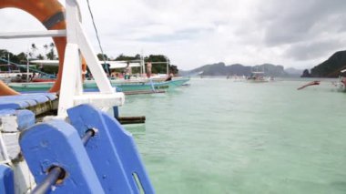Filipinler 'de denizde bir tekne insanlar ve turistler