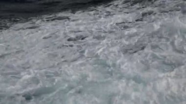 denizde dalgalar yüksek açı görünümü