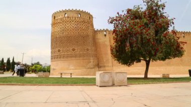 İran'da savunma kalesi yakınında yürüyen insanlar