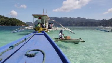 Filipinler 'de denizde bir tekne insanlar ve turistler