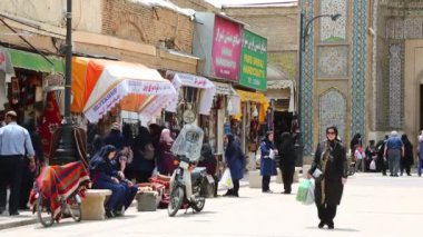 şiraz eski tarihi çarşıda yürüyen insanlar, İran