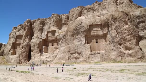 Turyści Chodzenie Pobliżu Starych Ruin Pobliżu Persepolis Iranie — Wideo stockowe