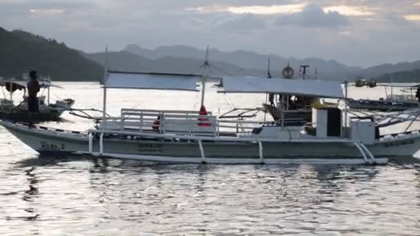 Mensen Toeristen Van Een Boot Zee Bij Zonsondergang Filipijnen — Stockvideo