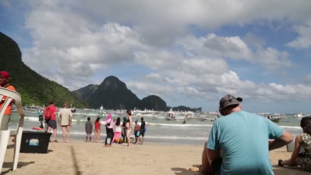 Mensen Die Het Strandwachten Voor Toeristische Boten Filippijnen — Stockvideo