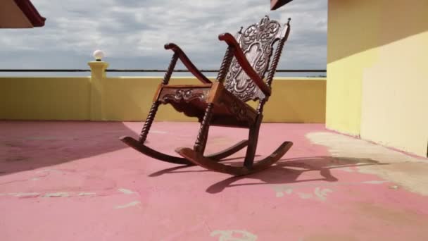 Leerer Schaukelstuhl Auf Alter Schmutziger Terrasse Auf Den Philippinen — Stockvideo