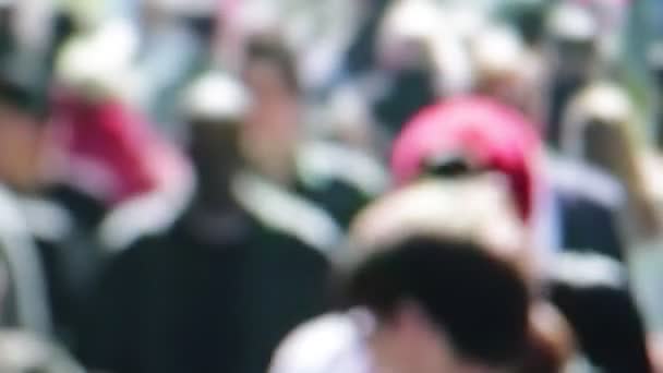 vue floue de la foule de personnes marchant dans la rue 