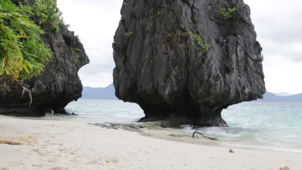 Vagues Océan Pacifique Près Colline Rocheuse Plage Sable Philippines Concept — Video