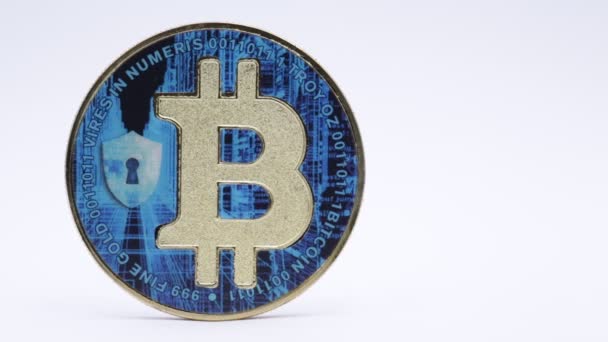 Riprese Ravvicinate Monete Con Simbolo Bitcoin Sulla Superficie Bianca — Video Stock