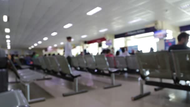 Bekleyen Havaalanı Kapıdan Içeri Yürüyüş Insanların Bulanık Görünüm — Stok video