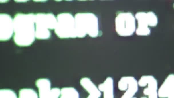 背景程序代码在计算机屏幕上的特写镜头 — 图库视频影像
