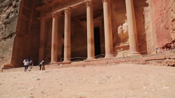 Turistler Petra Ürdün Manastırda Antika Sitedeki Görüntüleri — Stok video