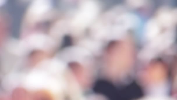 vue floue de la foule de personnes marchant dans la rue 