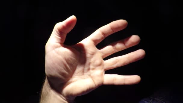 Szczegół Materiału Męskiej Ręki Gestem Czarnym Tle — Wideo stockowe