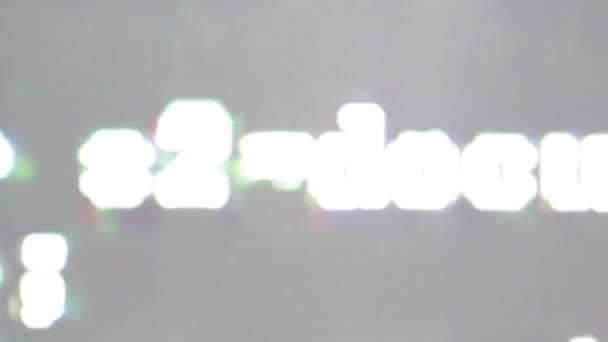 背景にコンピューターの画面上のプログラム コードのクローズ アップ映像 — ストック動画