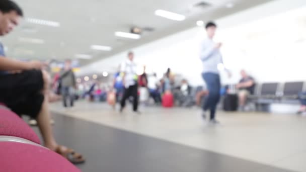 Visão Turva Pessoas Esperando Andando Dentro Portão Aeroporto — Vídeo de Stock