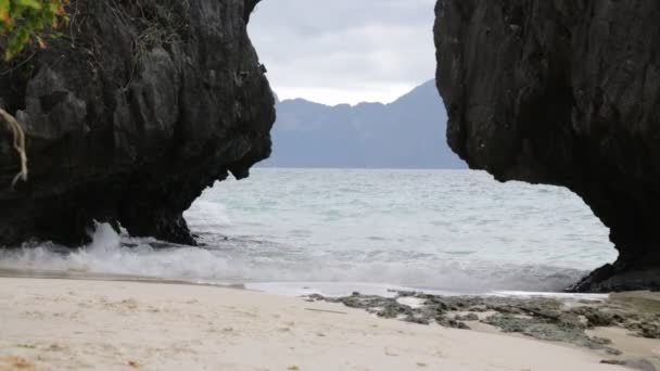 Vagues Océan Pacifique Près Colline Rocheuse Plage Sable Philippines Concept — Video