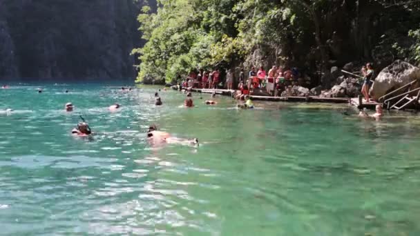 Mensen Zwemmen Duiken Volcano Lake — Stockvideo