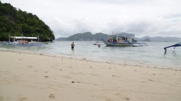 Coron Filipinas Circa Diciembre 2016 Personas Identificadas Hermosa Playa Cerca — Vídeo de stock