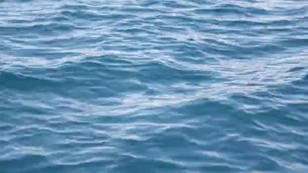 vue à grand angle des vagues en mer 