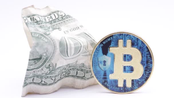 Close Beelden Van Munt Met Bitcoin Teken Verfrommeld Dollar Bankbiljet — Stockvideo