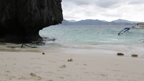 Osób Relaksujących Się Piaszczystej Plaży Pobliżu Wzgórz Filipinach Fale Oceanu — Wideo stockowe