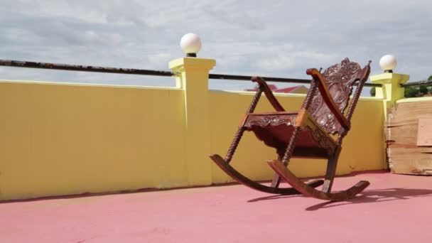 Chaise Bascule Vide Sur Vieille Terrasse Sale Philippines — Video