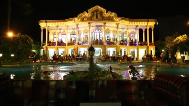 Gente Cenando Restaurante Antiguo Por Noche Irán — Vídeos de Stock