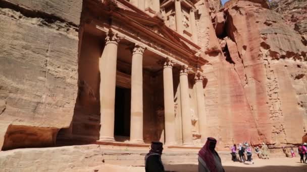 游客在约旦修道院的佩特拉古董遗址的镜头 — 图库视频影像