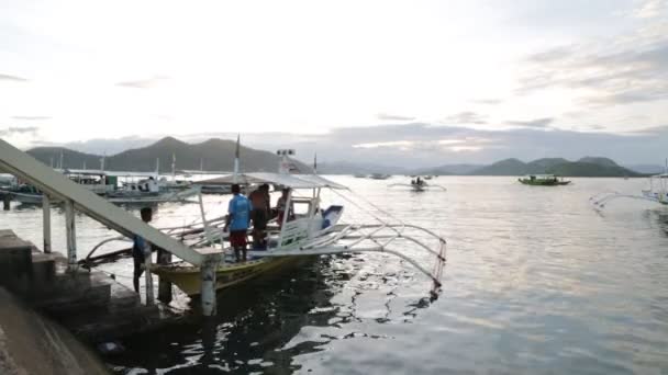 Filipinler Gün Batımı Denizde Bir Tekne Insanlar Turistler — Stok video