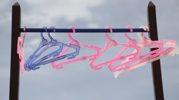 曇り空に立つピンクと紫のハンガー — ストック動画