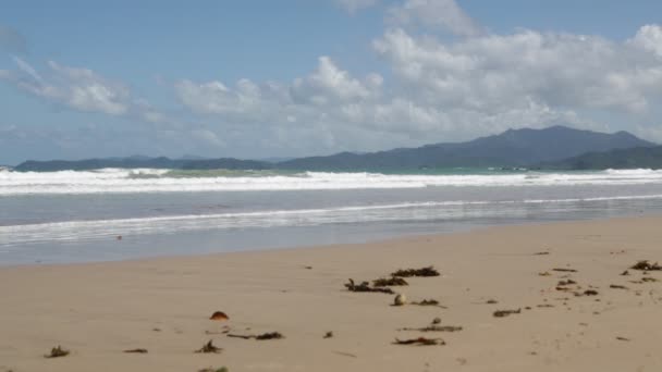 Ondas Oceano Pacífico Perto Colinas Praia Areia Filipinas — Vídeo de Stock