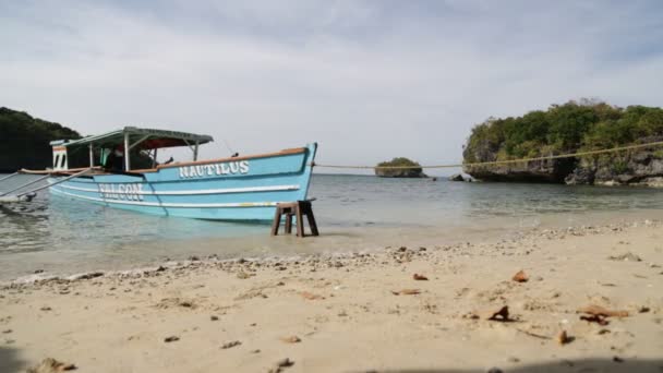 Barco Azul Ancorado Praia Arenosa — Vídeo de Stock