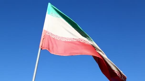 Die Iranische Flagge Weht Wind Gegen Den Blauen Himmel — Stockvideo