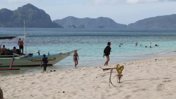 Coron Filipinas Circa Diciembre 2016 Personas Identificadas Hermosa Playa Cerca — Vídeos de Stock