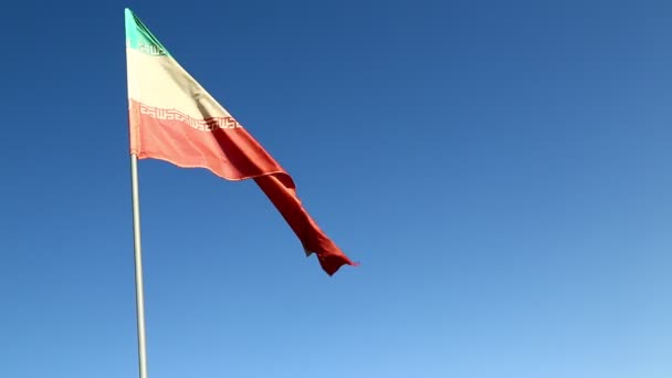 Bandera Iraní Moviéndose Por Viento Contra Cielo Azul — Vídeo de stock