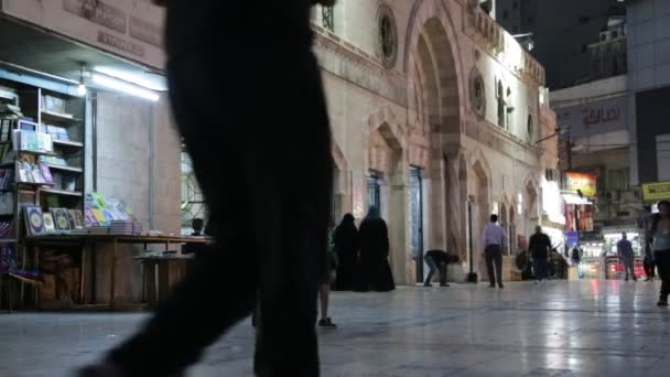 Τουρίστες Και Προσευχές Που Περπατούν Έξω Από Παλιό Τζαμί Στο — Αρχείο Βίντεο