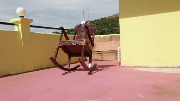 Leerer Schaukelstuhl Auf Alter Schmutziger Terrasse Auf Den Philippinen — Stockvideo