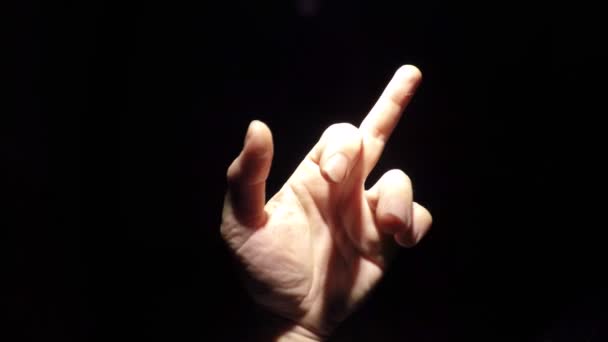Крупным Планом Запечатлена Рука Мужчины Показывающая Жест Среднего Пальца Черном — стоковое видео