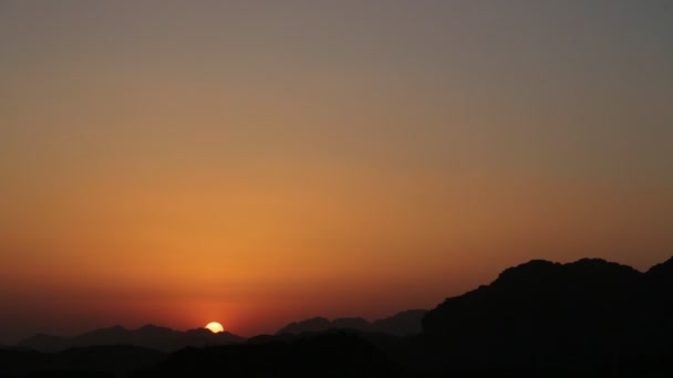 Όμορφο Κόκκινο Ηλιοβασίλεμα Πάνω Από Βουνά — Αρχείο Βίντεο