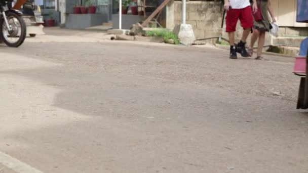 不明身份的人步行和骑摩托车在交通堵塞在中心镇 — 图库视频影像