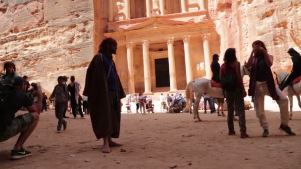 Beelden Van Toeristen Antieke Site Van Petra Jordanië Klooster — Stockvideo