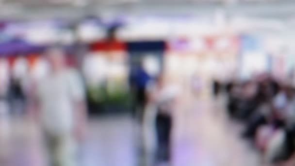 vue floue de la foule de personnes marchant dans l'aéroport 