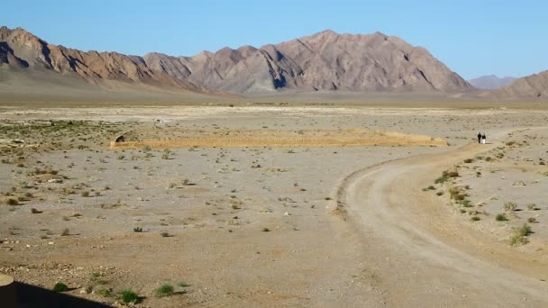 Pessoas Andando Estrada Deserto Irã — Vídeo de Stock