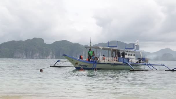 Filipinler Denizde Bir Tekne Insanlar Turistler — Stok video
